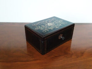 scatola antica portagioie con cupido 