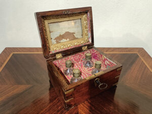 scatola antica portaprofumi