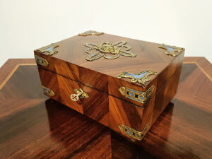 scatola antica con bronzi
