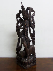 statua in legno di teak intagliato